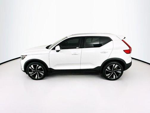 Crystal White Metallic 2023 Volvo XC40 B4 Plus Bright Theme