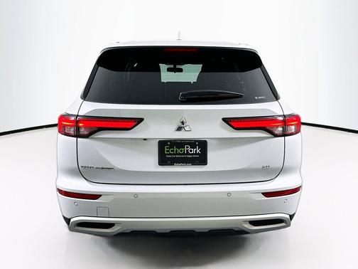White Diamond 2024 Mitsubishi Outlander SE S-AWC