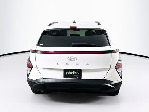 Atlas White 2025 Hyundai KONA SEL
