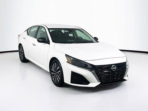 Glacier White 2025 Nissan Altima SV FWD