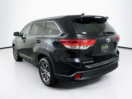 Midnight Black Metallic 2019 Toyota Highlander XLE