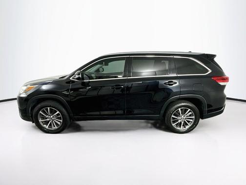 Midnight Black Metallic 2019 Toyota Highlander XLE