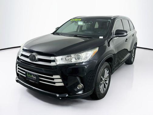 Midnight Black Metallic 2019 Toyota Highlander XLE