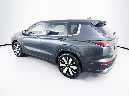 Graphite Gray 2025 Mitsubishi Outlander SE 2.5 S-AWC