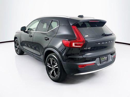2025 Volvo XC40 B5 Core Bright Theme