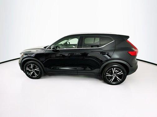 2025 Volvo XC40 B5 Core Bright Theme