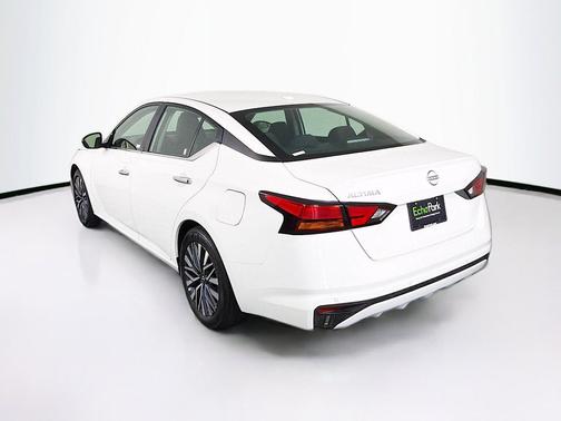 Glacier White 2025 Nissan Altima SV