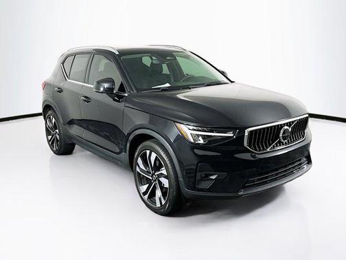 2023 Volvo XC40 B5 Plus Bright Theme