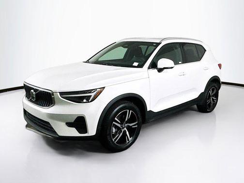 2025 Volvo XC40 B5 Core Bright Theme