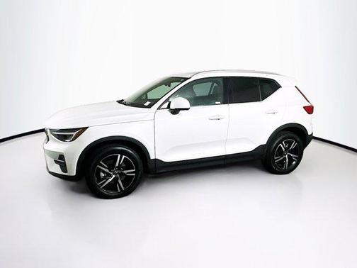 2025 Volvo XC40 B5 Core Bright Theme