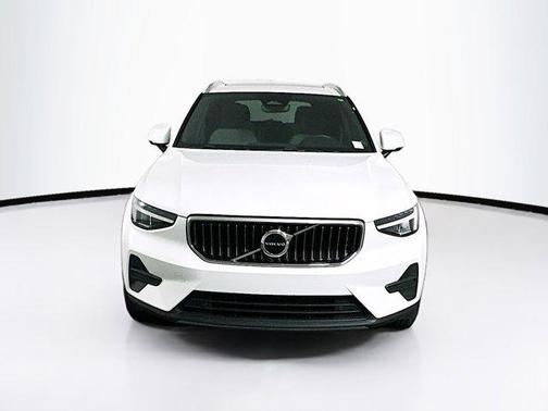 2025 Volvo XC40 B5 Core Bright Theme