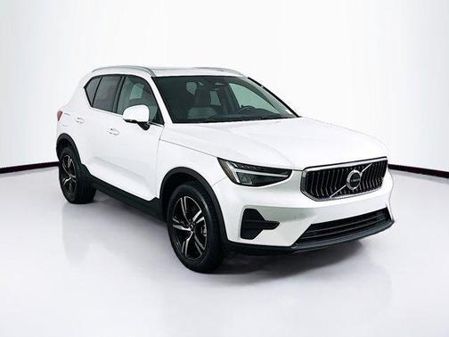 2025 Volvo XC40 B5 Core Bright Theme