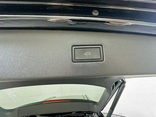 Deep Black Pearl 2024 Volkswagen Tiguan 2.0T SE