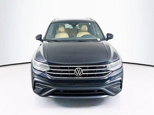 Deep Black Pearl 2024 Volkswagen Tiguan 2.0T SE