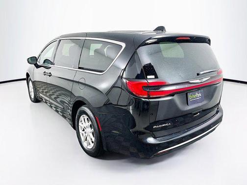 Diamond Black Crystal Pearlcoat 2025 Chrysler Pacifica L