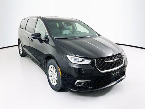 Diamond Black Crystal Pearlcoat 2025 Chrysler Pacifica L