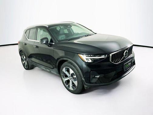 2023 Volvo XC40 B5 Plus Bright Theme