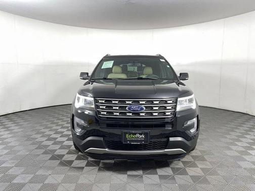 Photo 2 of 35 of 2017 Ford Explorer XLT