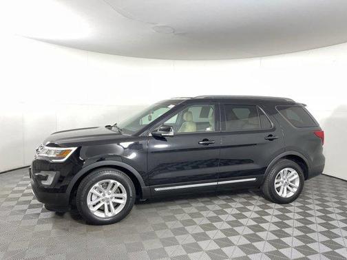 Photo 5 of 35 of 2017 Ford Explorer XLT