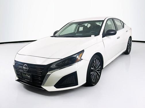 Glacier White 2025 Nissan Altima SV FWD