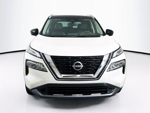Pearl White Tricoat/Super Black 2023 Nissan Rogue SL