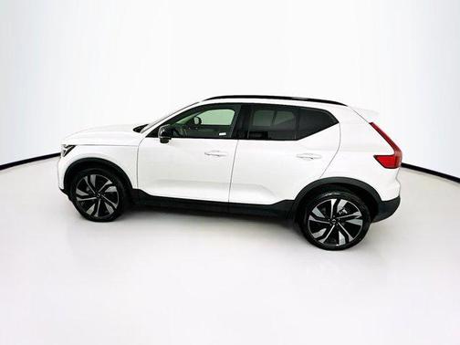 2025 Volvo XC40 B5 Plus Dark Theme