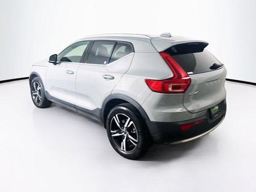 2025 Volvo XC40 B5 Core Bright Theme