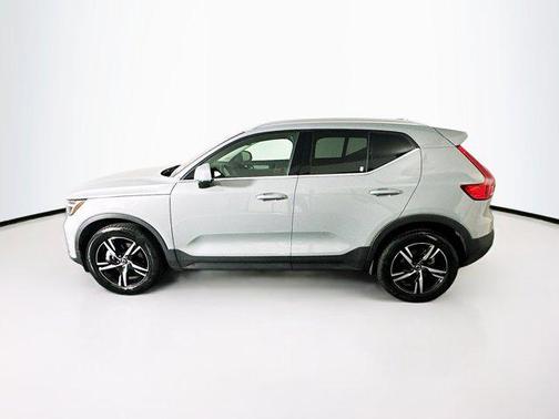 2025 Volvo XC40 B5 Core Bright Theme