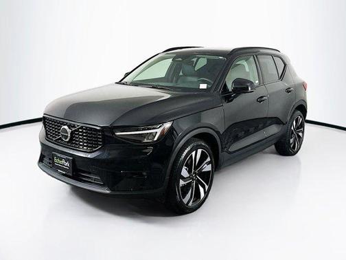 2025 Volvo XC40 B5 Plus Dark Theme