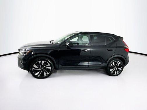 2025 Volvo XC40 B5 Plus Dark Theme