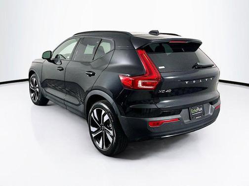 2025 Volvo XC40 B5 Plus Dark Theme