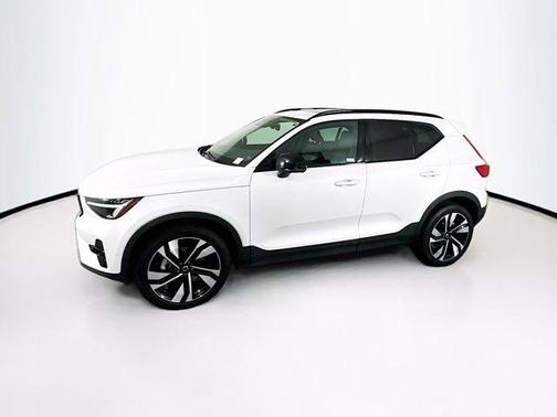 2025 Volvo XC40 B5 Plus Dark Theme