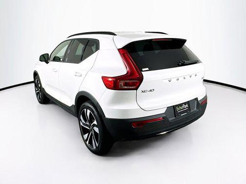 2025 Volvo XC40 B5 Plus Dark Theme