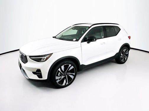 2025 Volvo XC40 B5 Plus Dark Theme