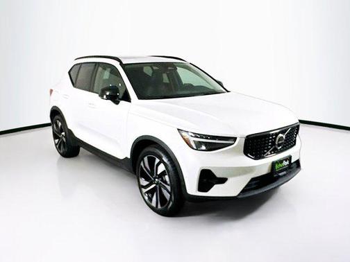 2025 Volvo XC40 B5 Plus Dark Theme