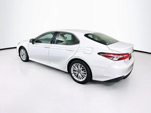 Wind Chill Pearl 2020 Toyota Camry XLE