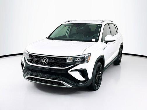 White 2023 Volkswagen Taos 1.5T SE