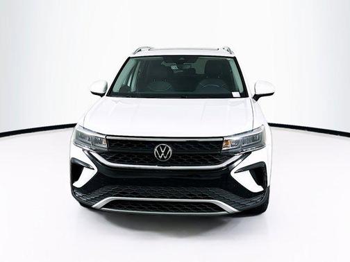White 2023 Volkswagen Taos 1.5T SE