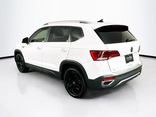 White 2023 Volkswagen Taos 1.5T SE