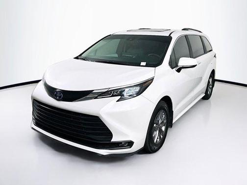 2025 Toyota Sienna XLE 8 Passenger
