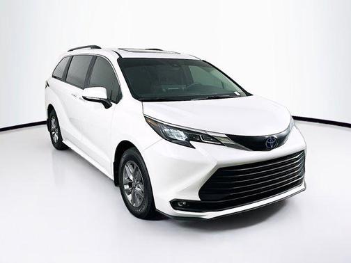 2025 Toyota Sienna XLE 8 Passenger