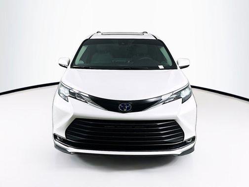 2025 Toyota Sienna XLE 8 Passenger