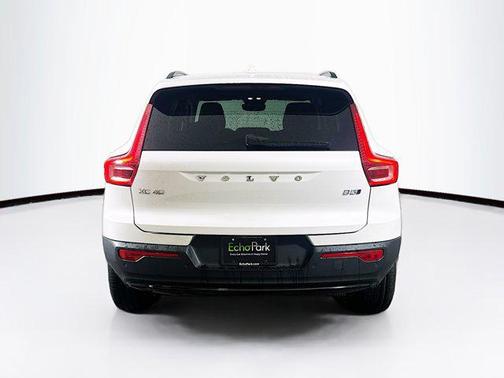 2024 Volvo XC40 B5 Plus Dark Theme