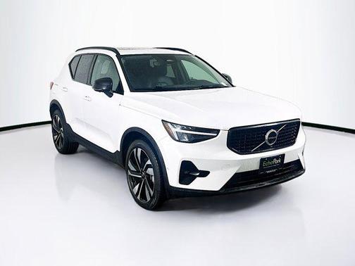 2024 Volvo XC40 B5 Plus Dark Theme