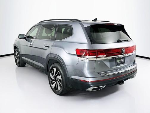 Platinum Gray Metallic 2024 Volkswagen Atlas 2.0T SE w/Technology