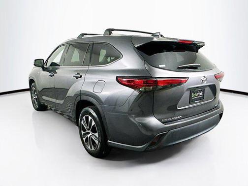 Magnetic Gray Metallic 2021 Toyota Highlander XLE