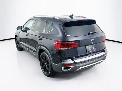 Deep Black Pearl 2023 Volkswagen Taos 1.5T SE