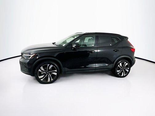 2025 Volvo XC40 B5 Plus Dark Theme