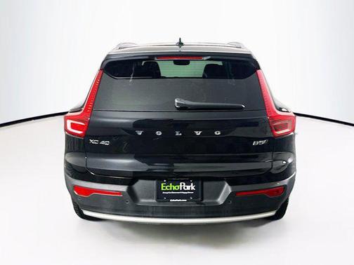 2025 Volvo XC40 B5 Core Bright Theme