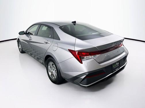 Fluid Metal 2025 Hyundai ELANTRA SE